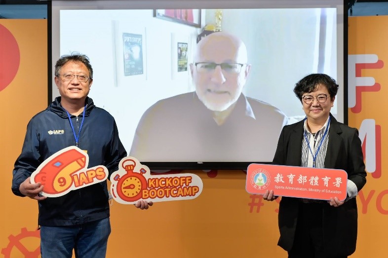 (圖)Internationality＆Cross-straits Division Specialist Lai Ching-ting (right), Director of National Yang Ming Chiao Tung University Huang Ching-yao (left) and HYPE founder Amir Raveh (center) take a photo.